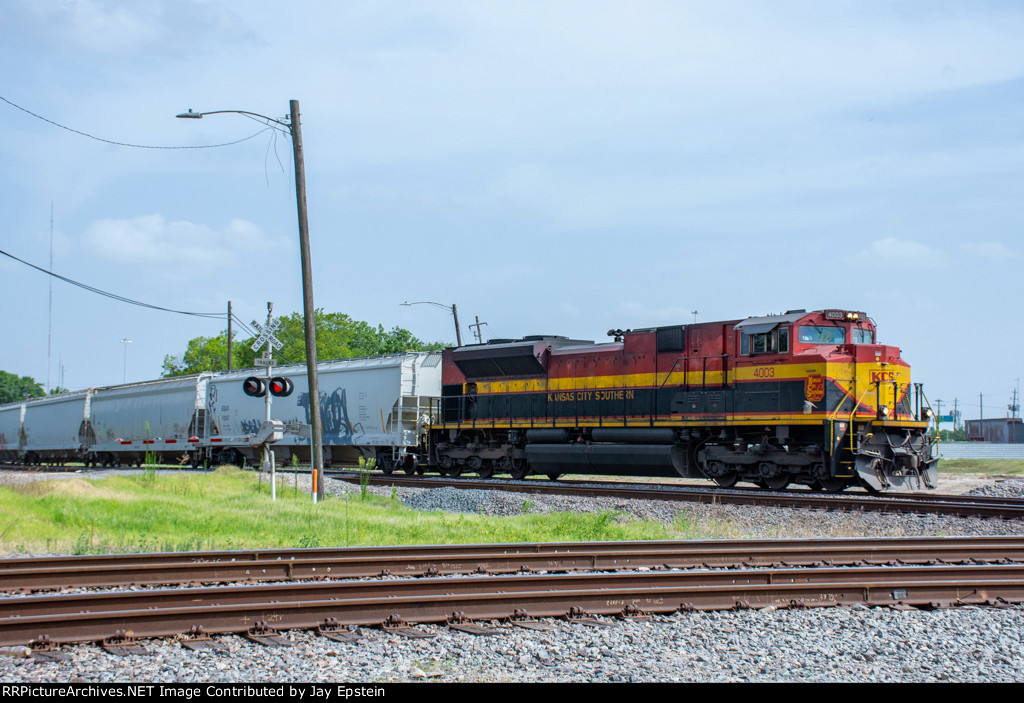 KCS 4003 approaches the diamonds at Tower 26